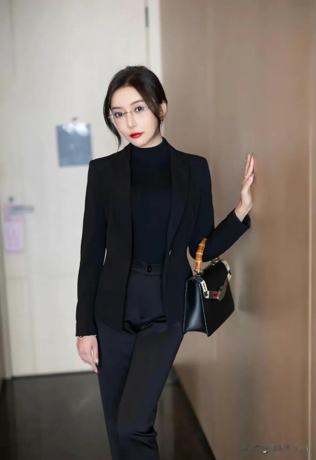 女神瑶瑶，职业装登场，美出天际