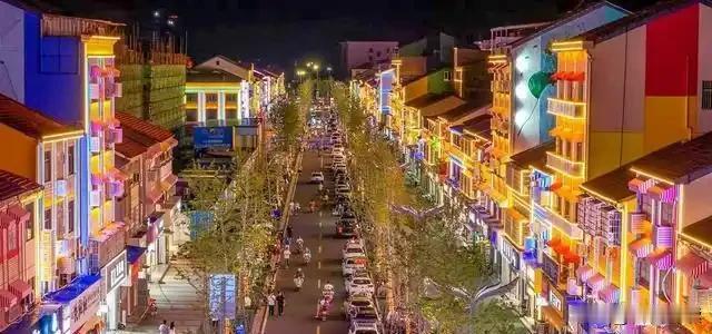 荆州长新夜巷的夜市生意现在很火，这里的摊位来源分两种，固定长租摊位和临时摊位。固