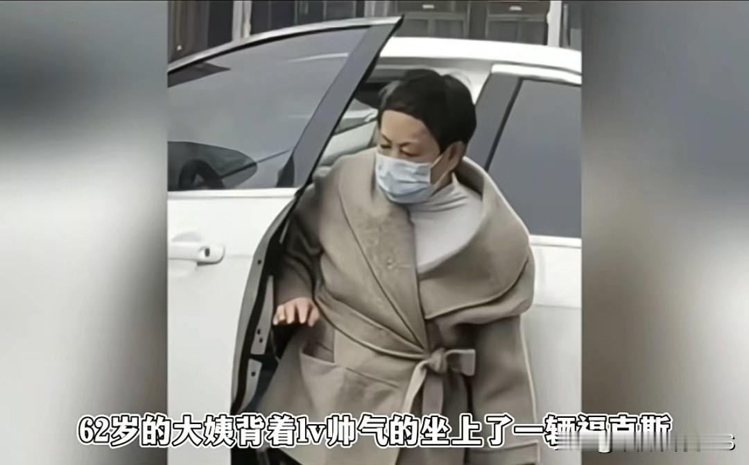 天津大妈一脚油门，直接把家里一套房“开”没了！
 
天津有位62岁的大妈，开着福