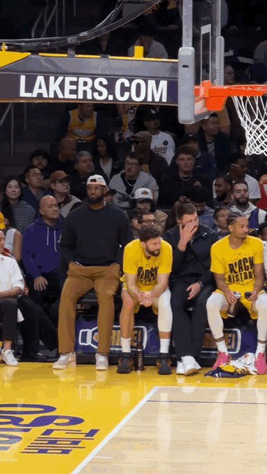 湖人5首发全部缺阵，文班亚马肆虐，布朗尼拼命防守文班，并造进攻犯规，福克斯“戏耍