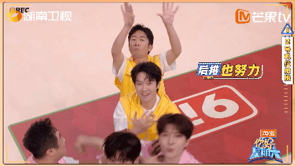 看得出来乔杉很努力了 你好星期六乔杉用行动证明努力，在舞台上疯狂找镜头，又萌又拼