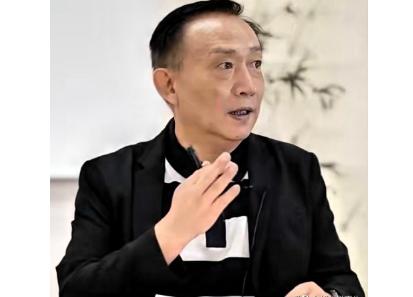 规则制定者背后有猫腻？卢麒元教授警示规则陷阱。

有些潜规则是早已被他人制定好。