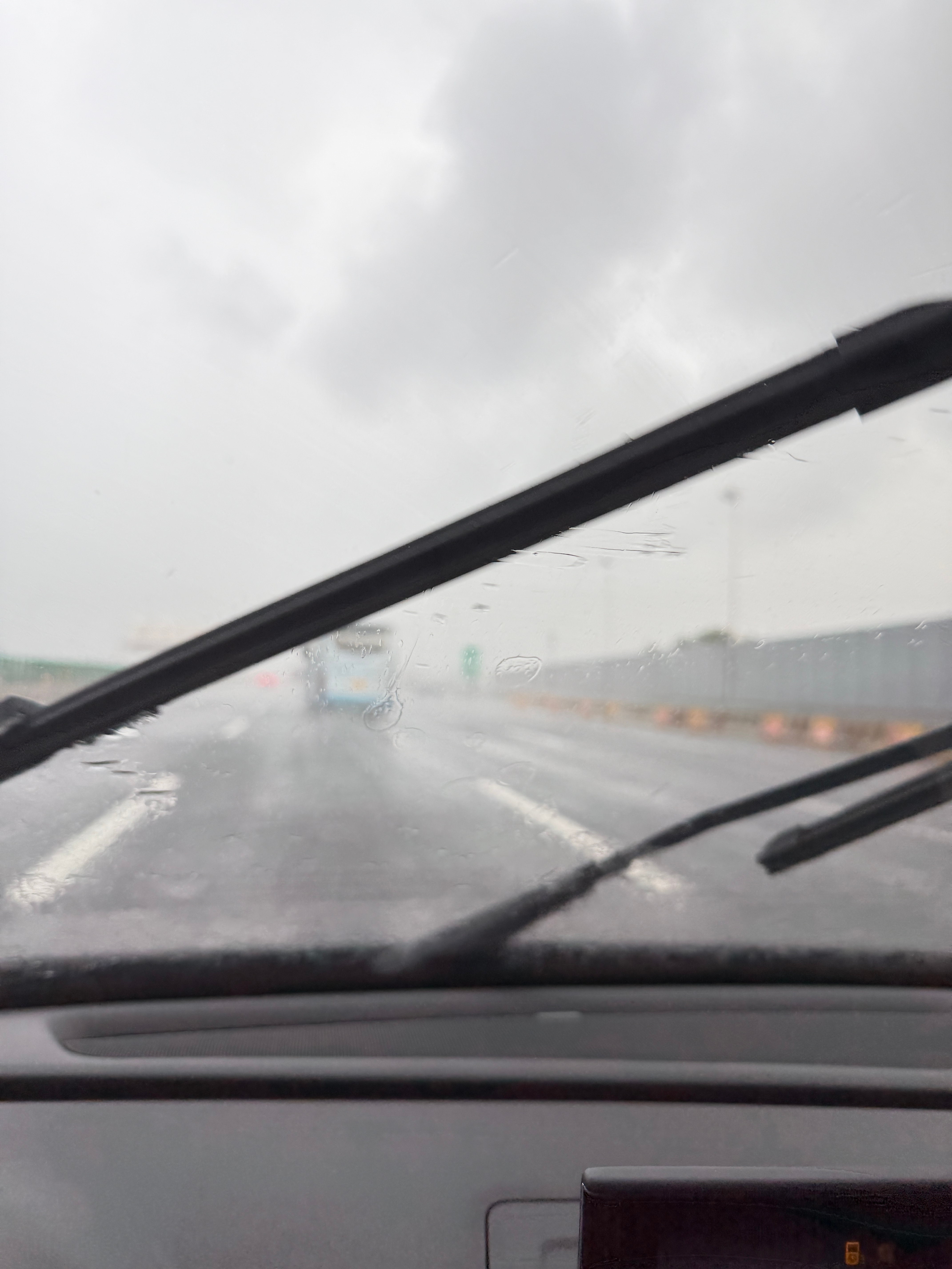 就这样华丽丽的钻进一片暴风雨里，50码盲开二公里