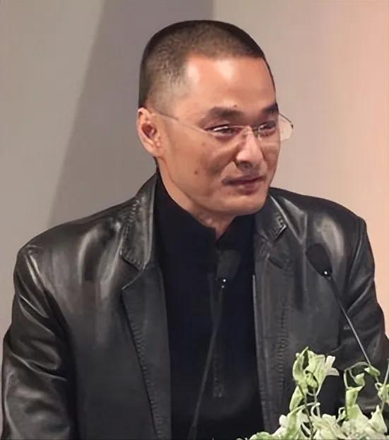 身价8亿的冯唐这话太颠覆认知了！“穷人痴迷技术，笨人先把事做好”，听着扎心，却戳