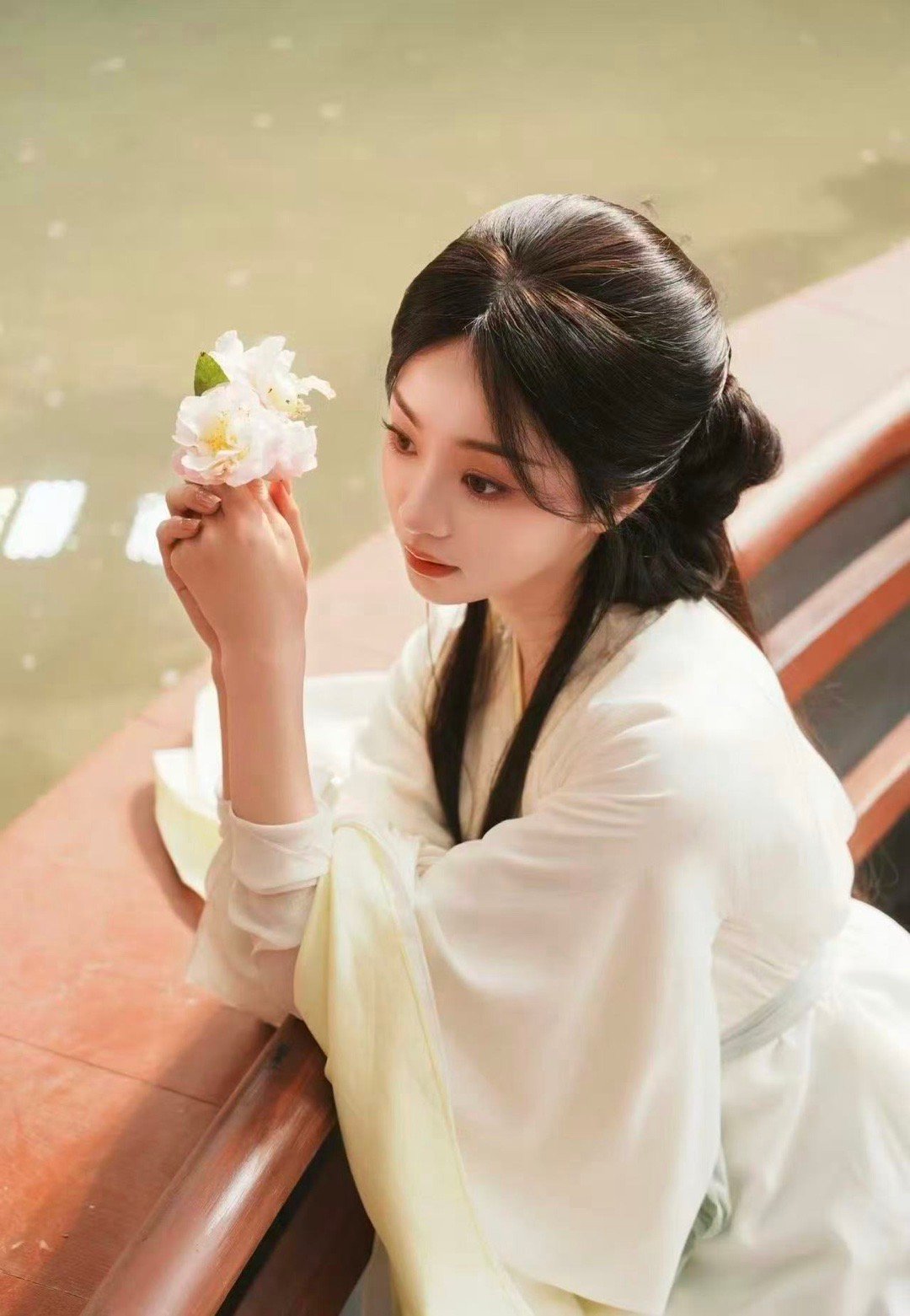 胡意旋 灵灵花95花里难得的灵动挂！眼神有戏、情绪细腻，一颦一笑都自带灵气，演技