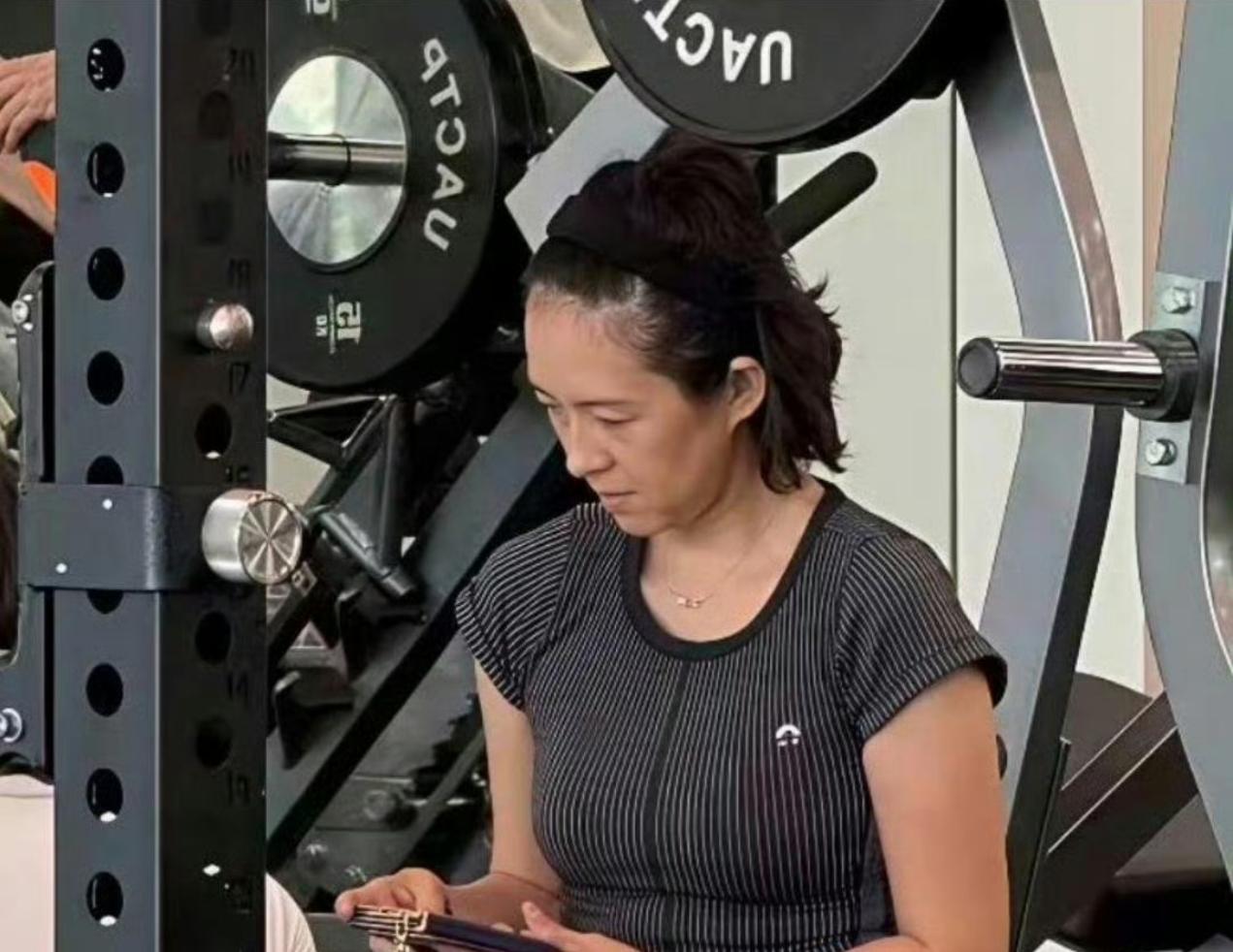 47岁章子怡在健身房被偶遇，脸部素颜，整个人看起来状态很好。 ​