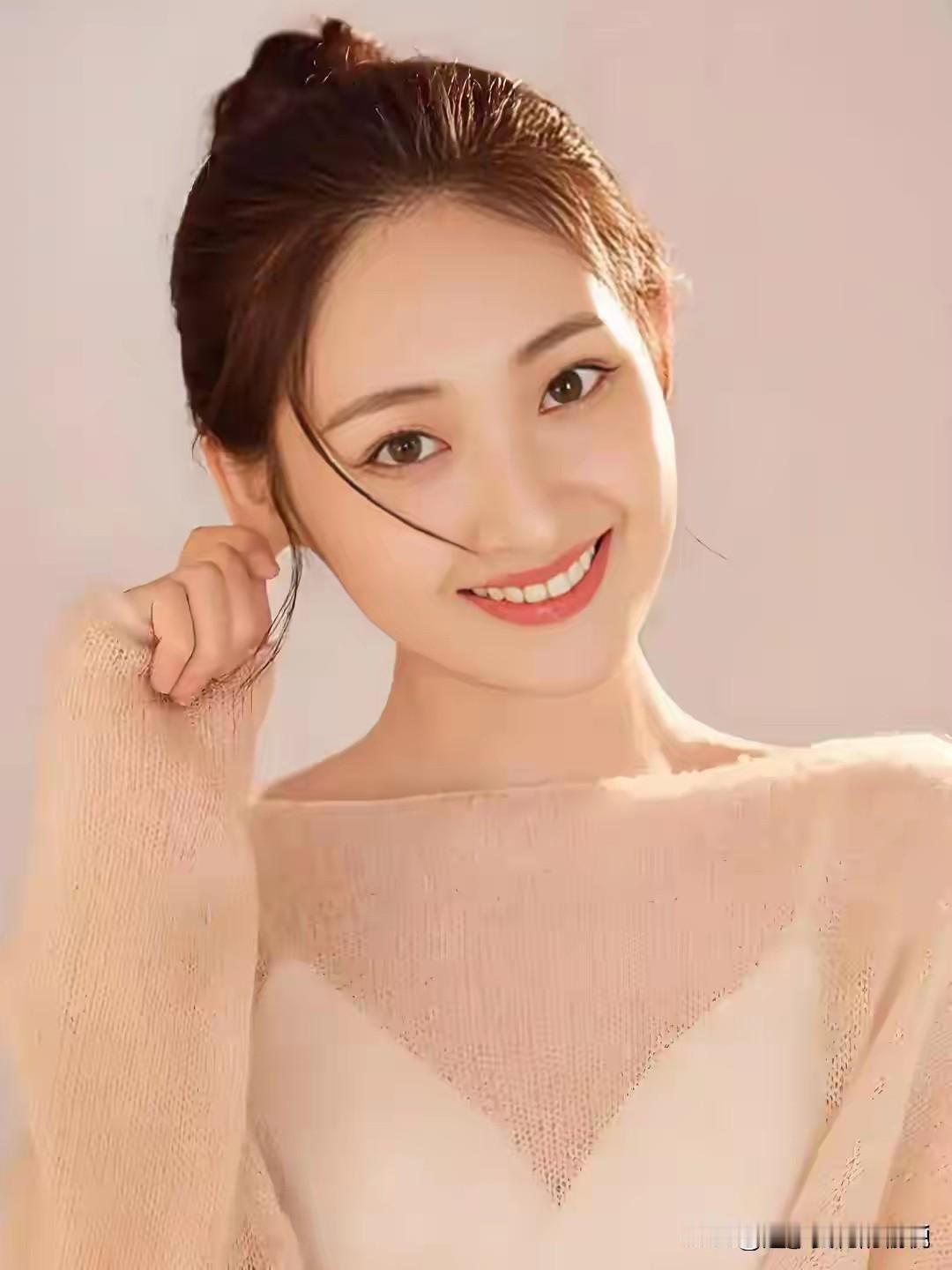 刘玮婷（中戏16级）：鹅蛋脸带仙，纯净气质+治愈笑。