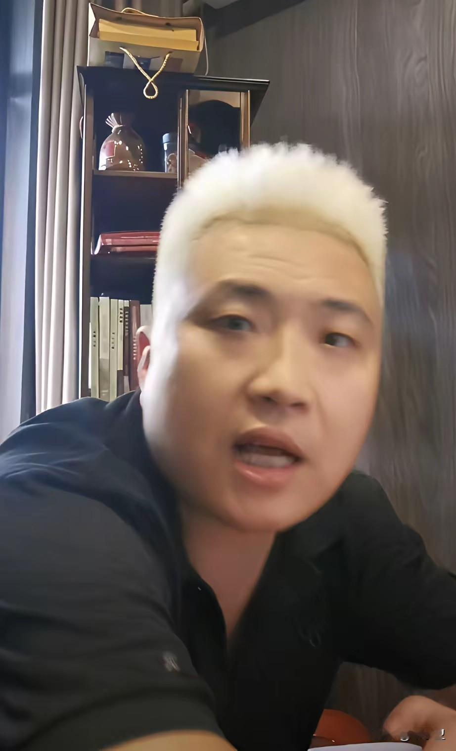 虽说长沙二位情侣堵霸占车位的不是好人，但黄毛也不是善茬，男性头发染黄毛的不一定都