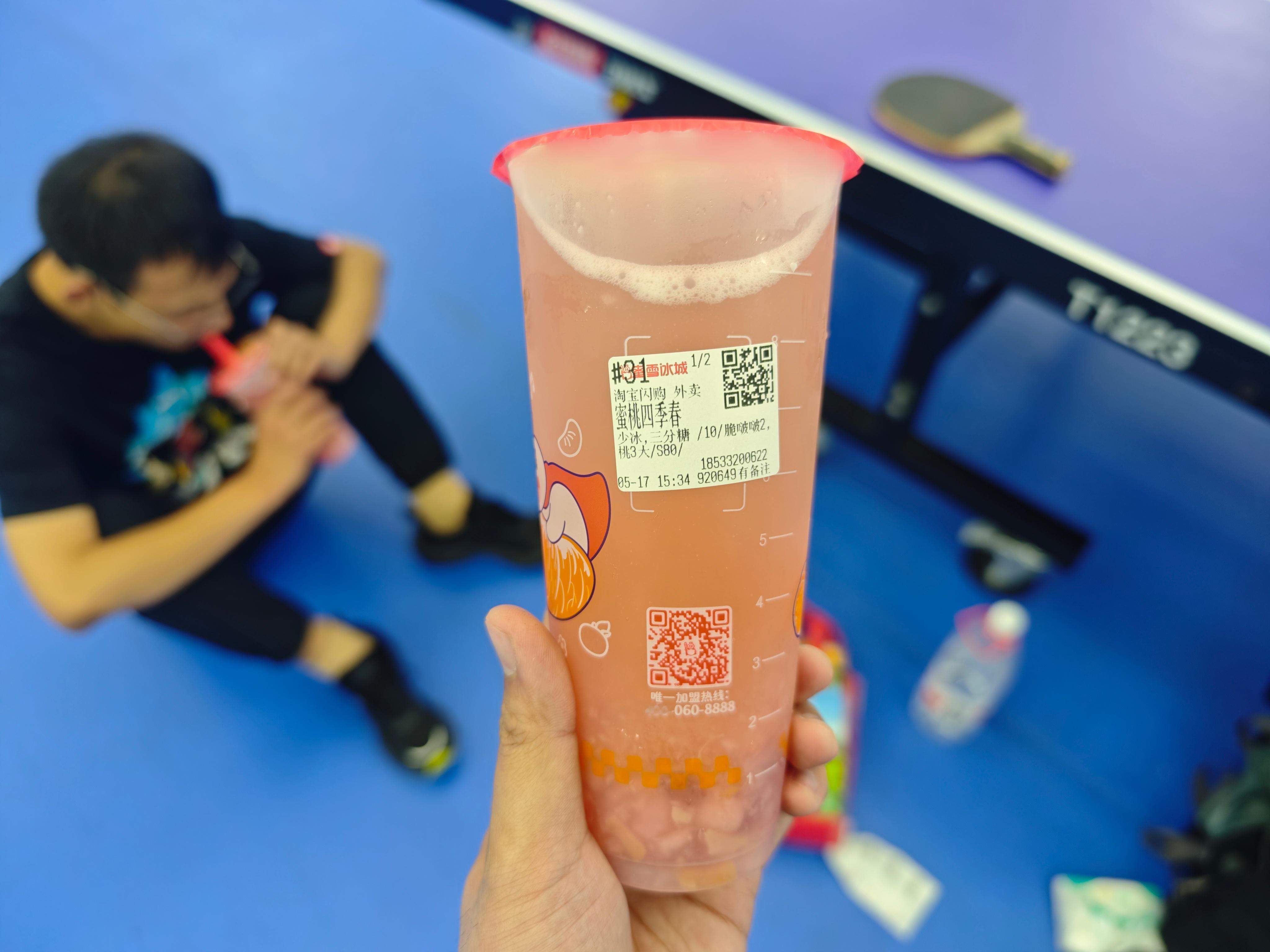 英伟达显卡买不起，蜜桃四季春还是能喝得起的不过带雨披回来还是落汤鸡