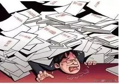 当一个基层干部一天要填十几张表格、拍几十张工作照、在多个工作群里发几十条汇报，当