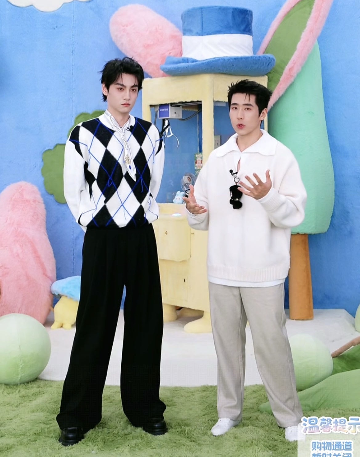 此男一站起来，这身材比例直接逆天田栩宁的腿vs主持人的腿