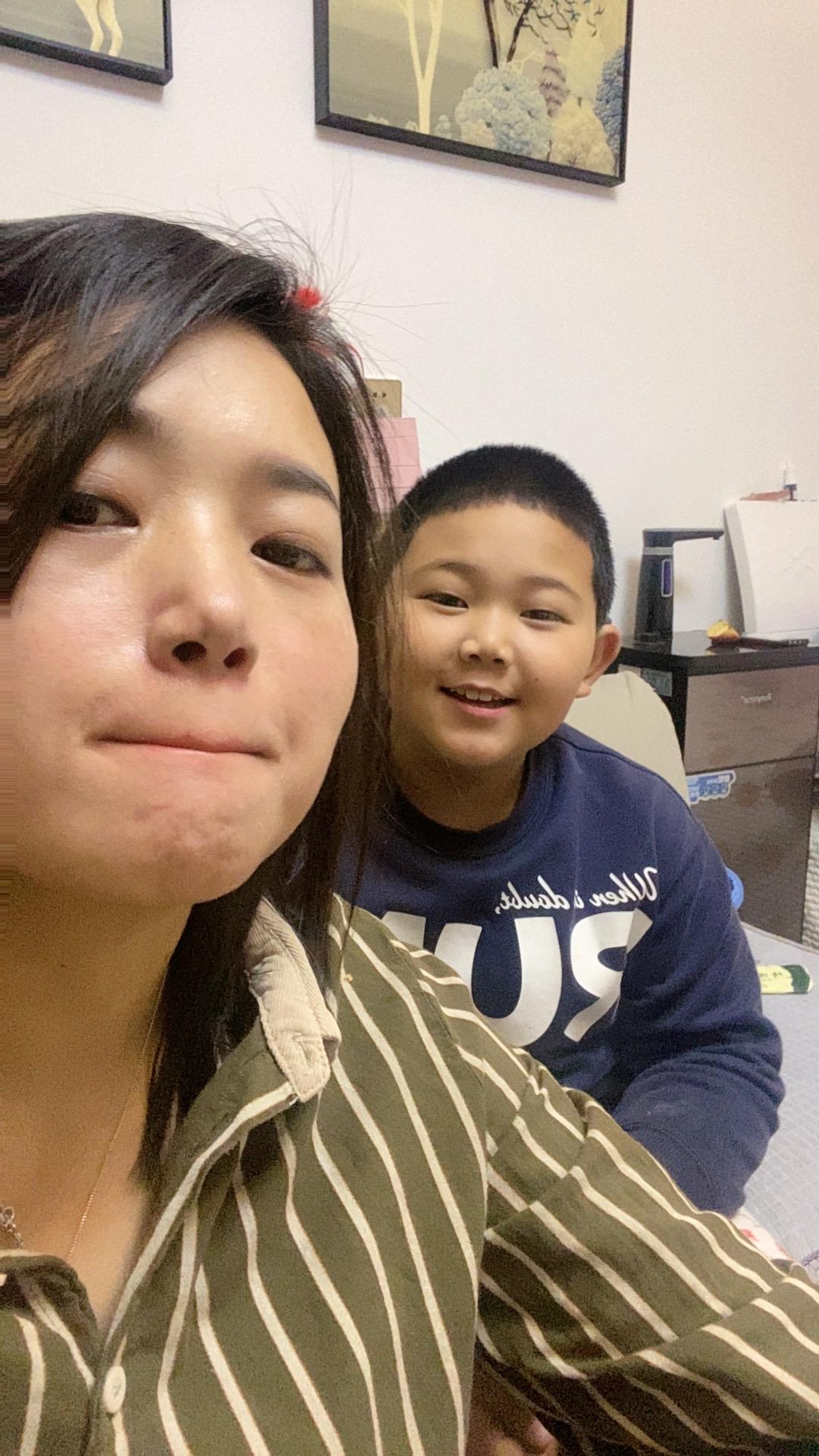 我胖儿说，妈妈，你不要着急，我说让你背单词的事不要着急吗？他说，不是...