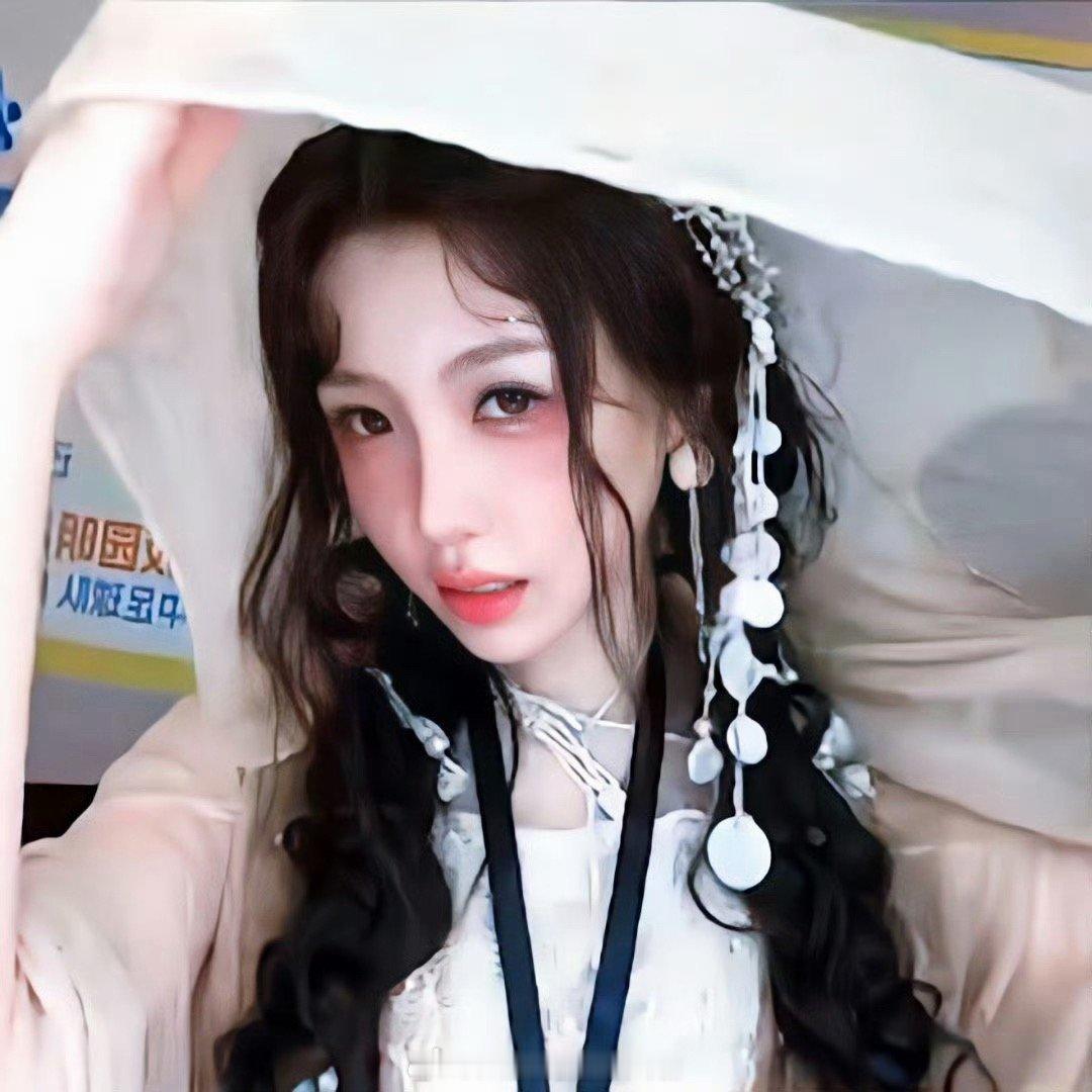 虞书欣念相思神图是在河对岸拍的代拍为虞书欣掉水里了 哇哇哇哇，现在才知道啊。虞书