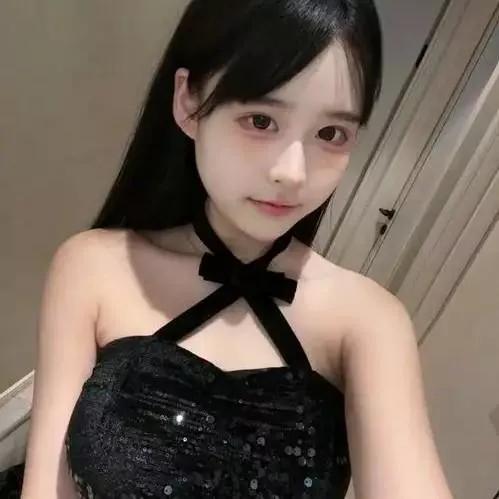 黑色礼裙的诱惑，优雅而迷人抹胸黑裙照 露肩性感黑裙 黑色包臀裙 包臀性感黑裙 性