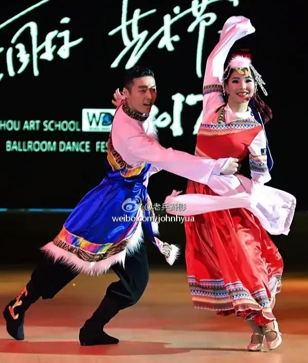 方圆天地，为头条联友对联：
游山玩水享晚景，
品茶弈棋度时光。