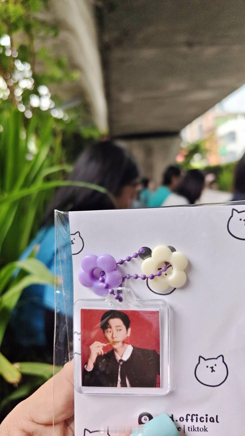 丞磊泰国线下活动早上8点商场门口都是等待的粉丝，海外人气好高！ 