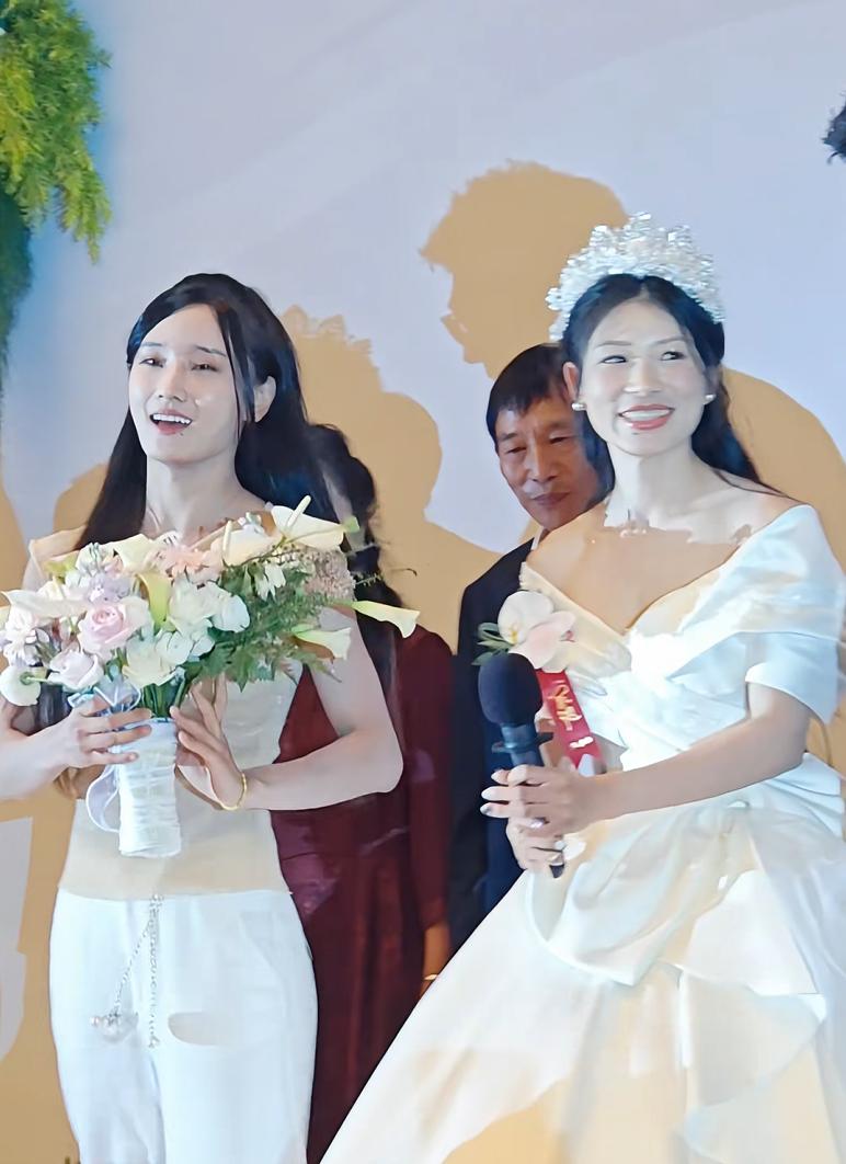 马拉松一姐张德顺昆明补办婚礼，国内大半顶尖跑者齐聚捧场！
 
领证四年两度办酒，