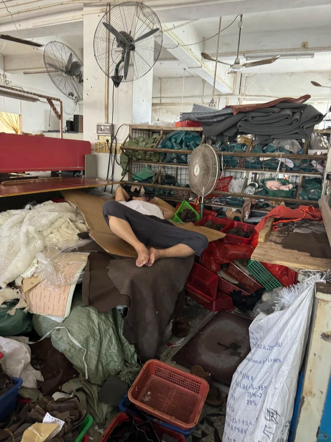 我曾经在福建晋江市陈埭镇的鞋厂干过一段时间，不仅工作环境糟糕，还累得欲哭无泪。有