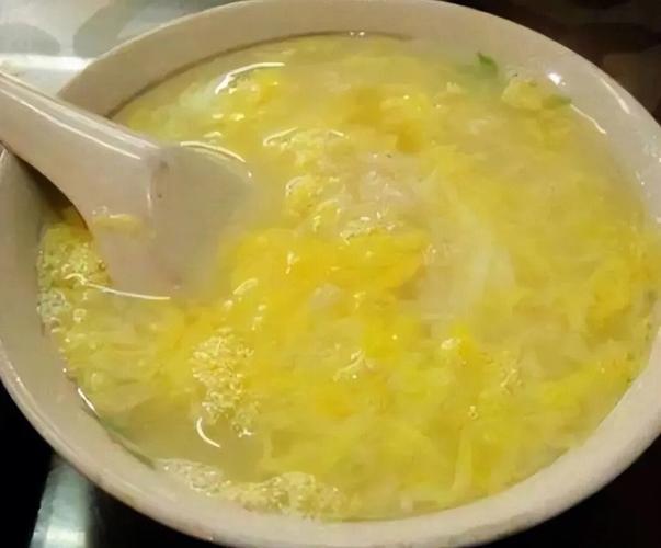 开水冲鸡蛋，气血不好的朋友收好。
以前的古人认为鸡蛋是一个“小天地”，蛋清如同天
