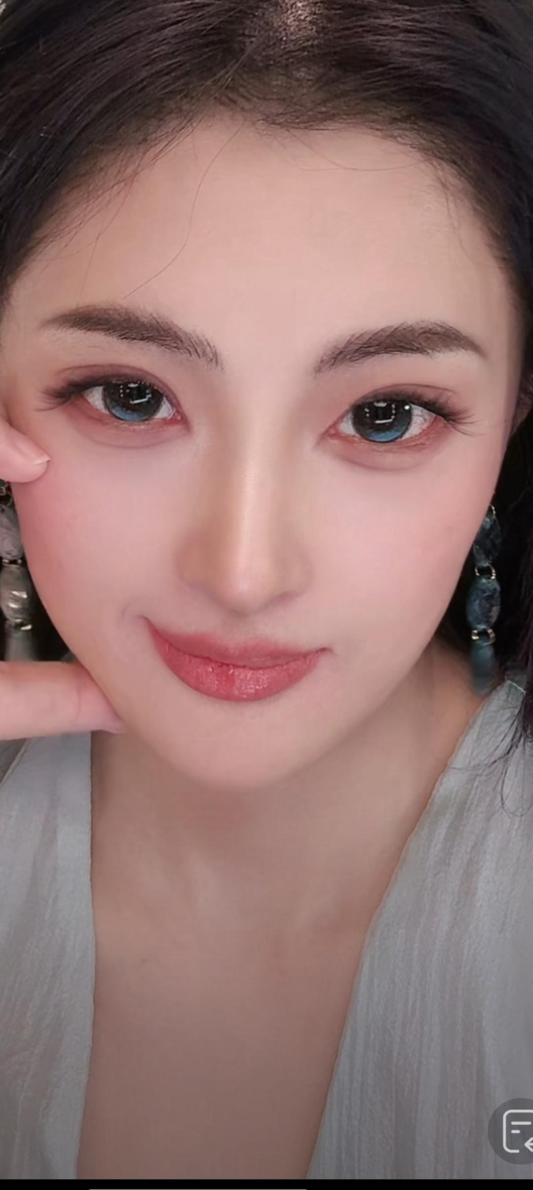 这姑娘的妆容好精致！