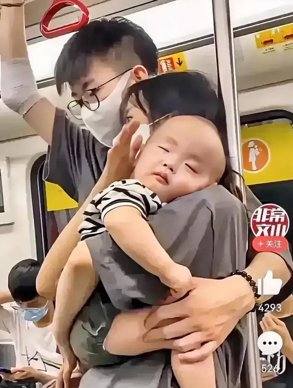 地铁车厢上的这一情景，看了令人叹息！车厢里，座无虚席，人们只顾低头玩手机，旁若无