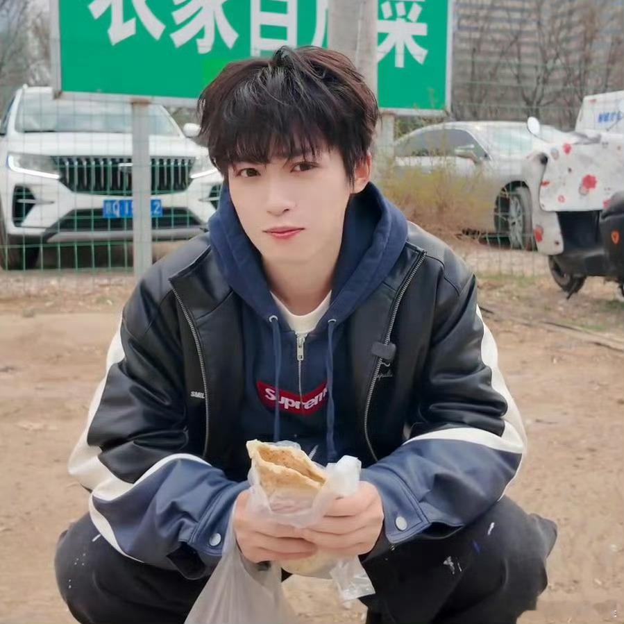 梓渝大帅哥赶集，被夸到害羞下单，一路逛吃停不下来。人间烟火最治愈，接地气的小鱼也