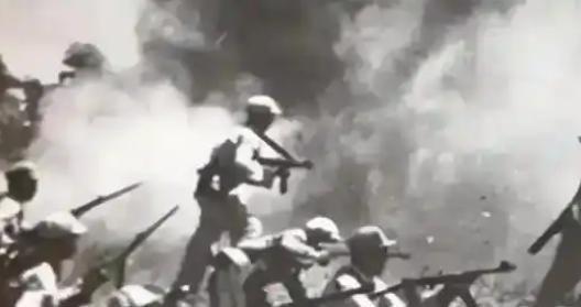 1945年西峡口，机枪手杜相云察觉日军在计算他的子弹，每当打到第18发敌人就发起