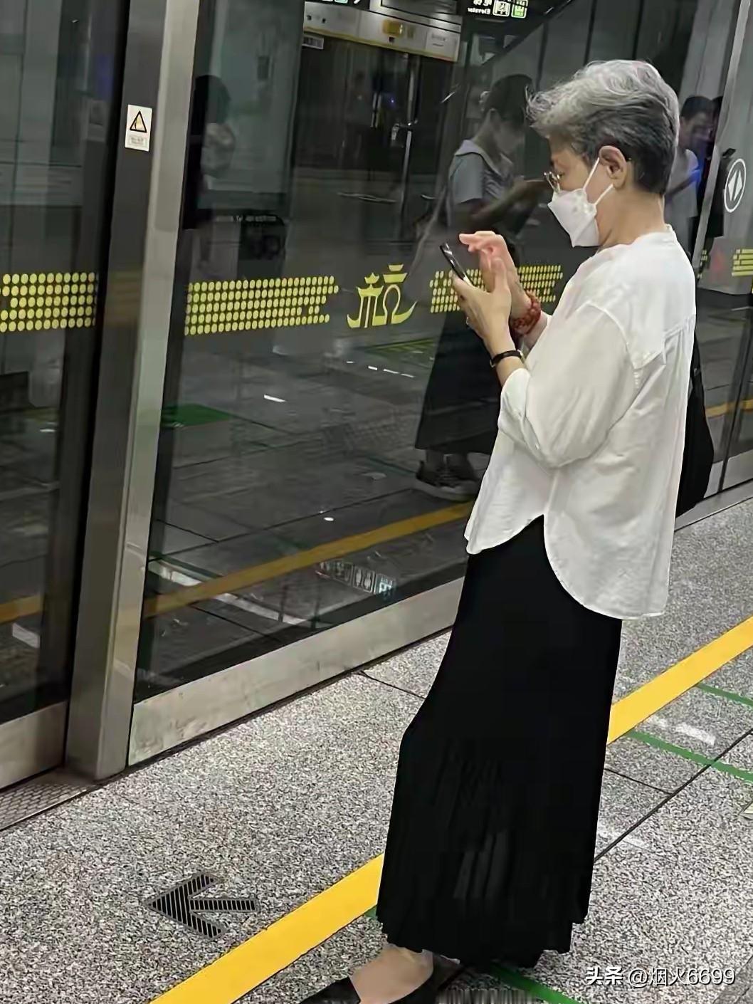有人说，这是一名退休人员，但一定不是退休工人。
刷到这句话，
我觉得这位博主太武