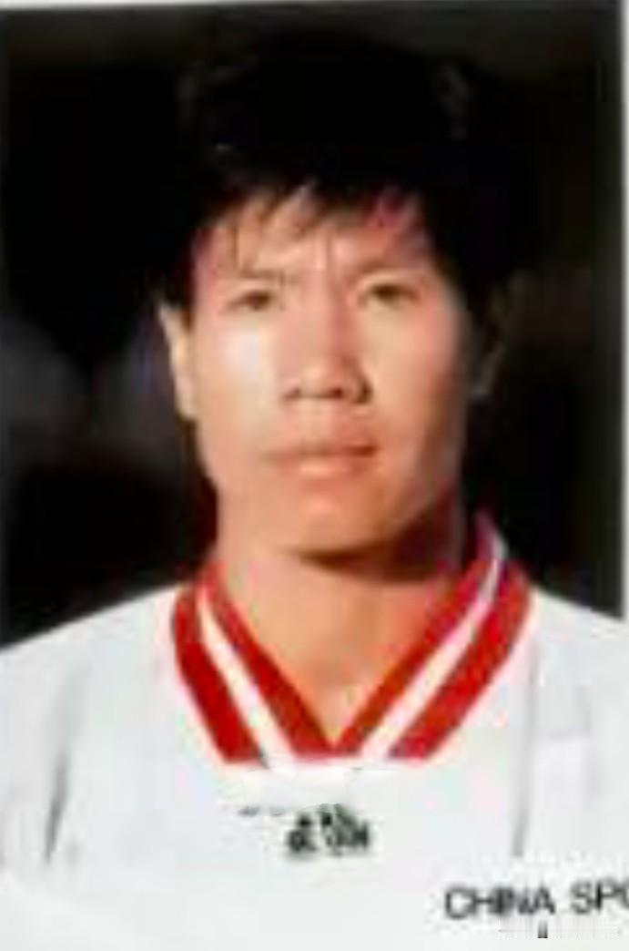 还认得出这位广东足坛名宿么？出生于1970年2月，梅县球员，曾任国青队队长，在甲