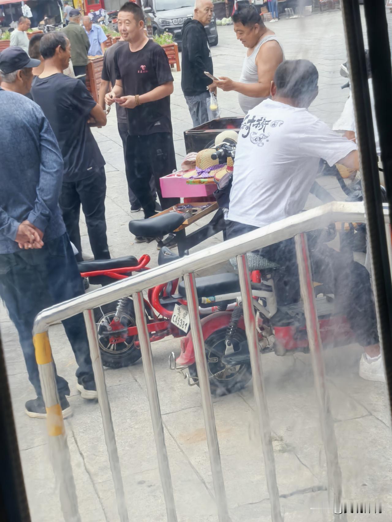 永宁镇古塔脚下，目睹用骰子赌钱的场面……