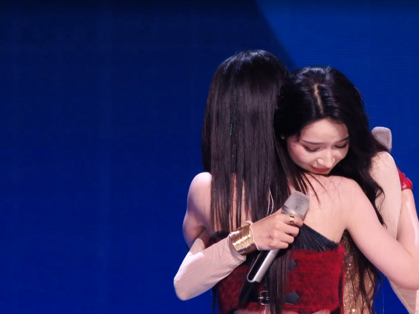 所有姐姐都在为代斯何宣林留下来而欢呼。。。我真哭了。。。乘风初舞台直播