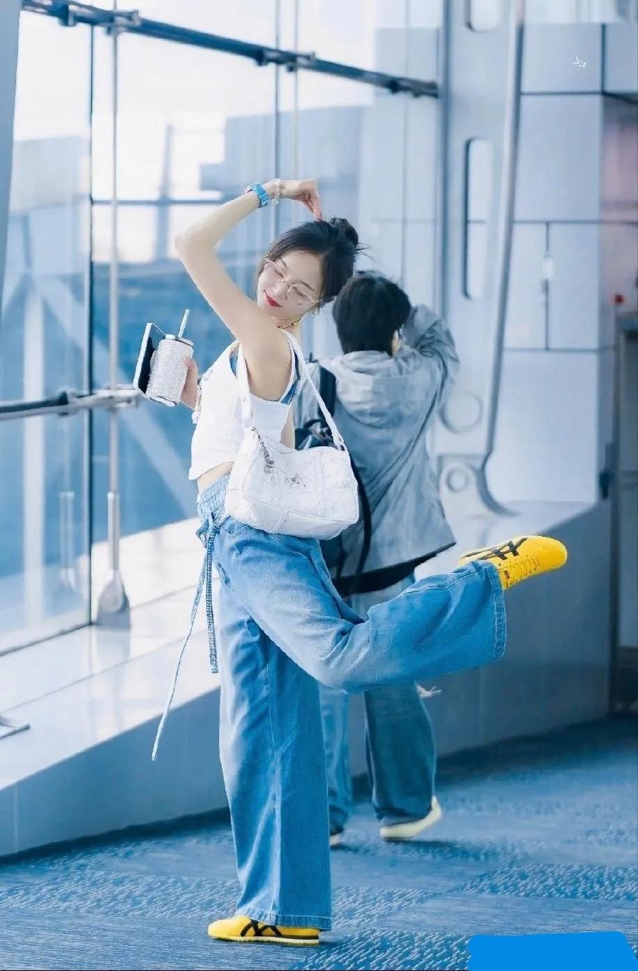 吴宣仪五官精致，打扮好看，头发盘起，眼镜搭配得体。