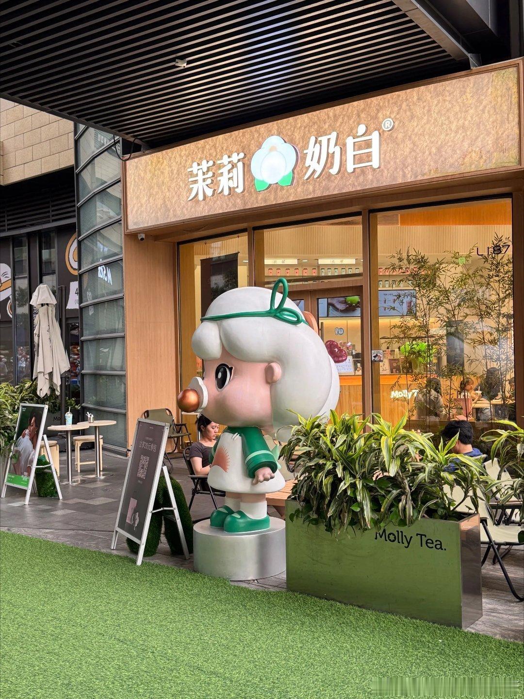 茉莉奶白门店回应爆单五一假期，在他家点了十杯，两百块没啦。好喝是真的好喝，就是?