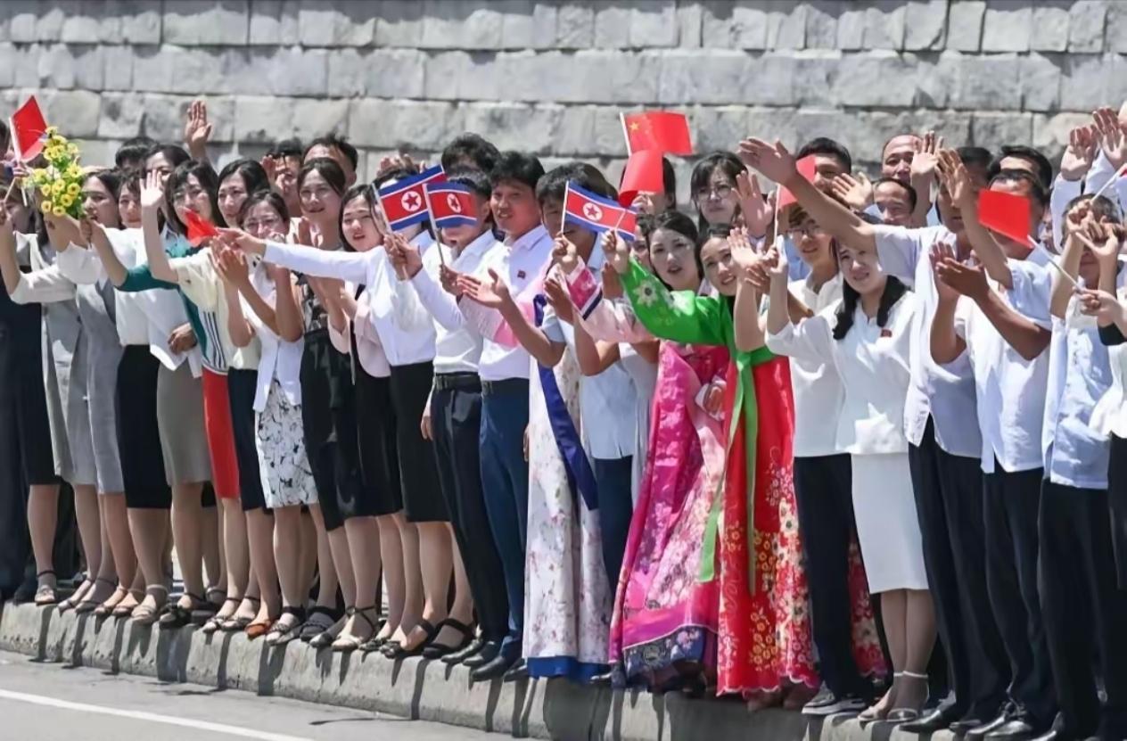 中朝友谊是两国老一辈人一起并肩作战，流血牺牲建立起来，是同志加兄弟的关系，必须倍