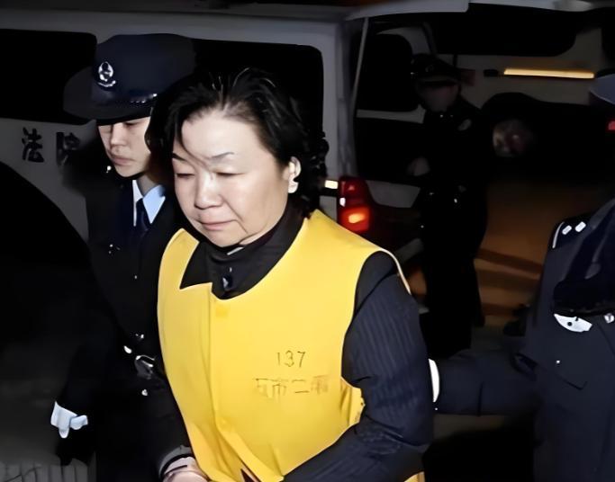 2014 年，有记者得到证实，被判无期徒刑的原三鹿董事长田文华因在狱中表现良好，