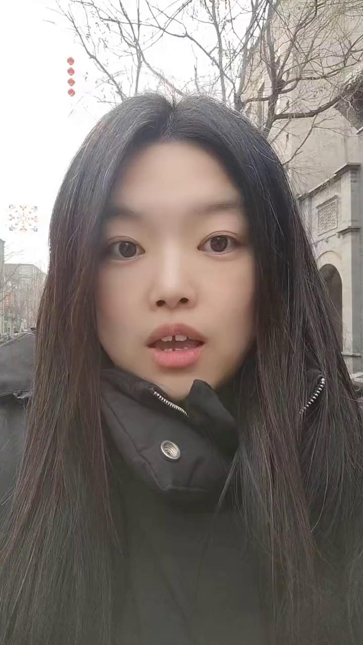 大家好，我是雨晴。我现在在前门大街，这个地方就是前门。今日天气不是很好，但是人很