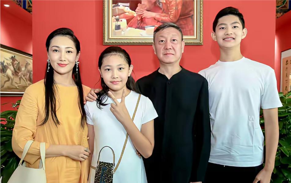 58岁的韩磊全家福，照片中的他苍老不少，头发多出银丝，也清瘦了，妻子还是以如既往