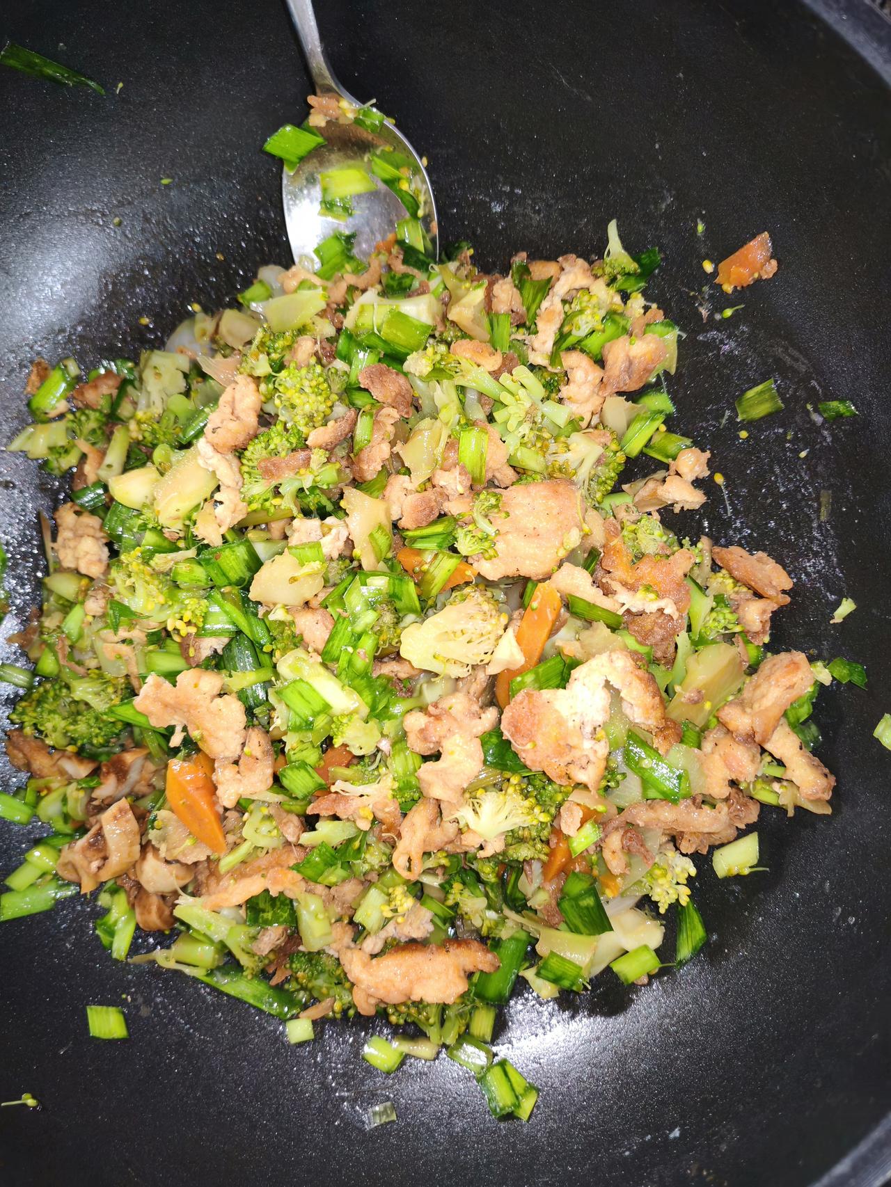 头一次用西兰花包包子，还真的挺好吃。

昨天，我问老伴晚饭想吃什么？老伴知道电压