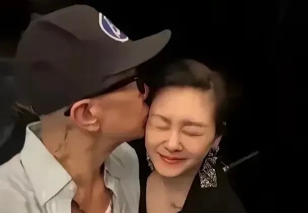大S汪小菲  大s秀恩爱  为啥我总是觉得，大S一出手，汪小菲片甲不留…比如，看