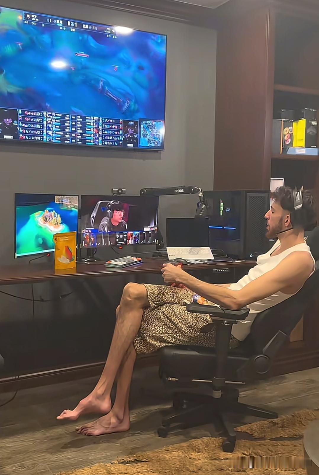 看看切特这个身材，细胳膊细腿的
他是怎么在高强度的NBA比赛中立足的
这脚，还有