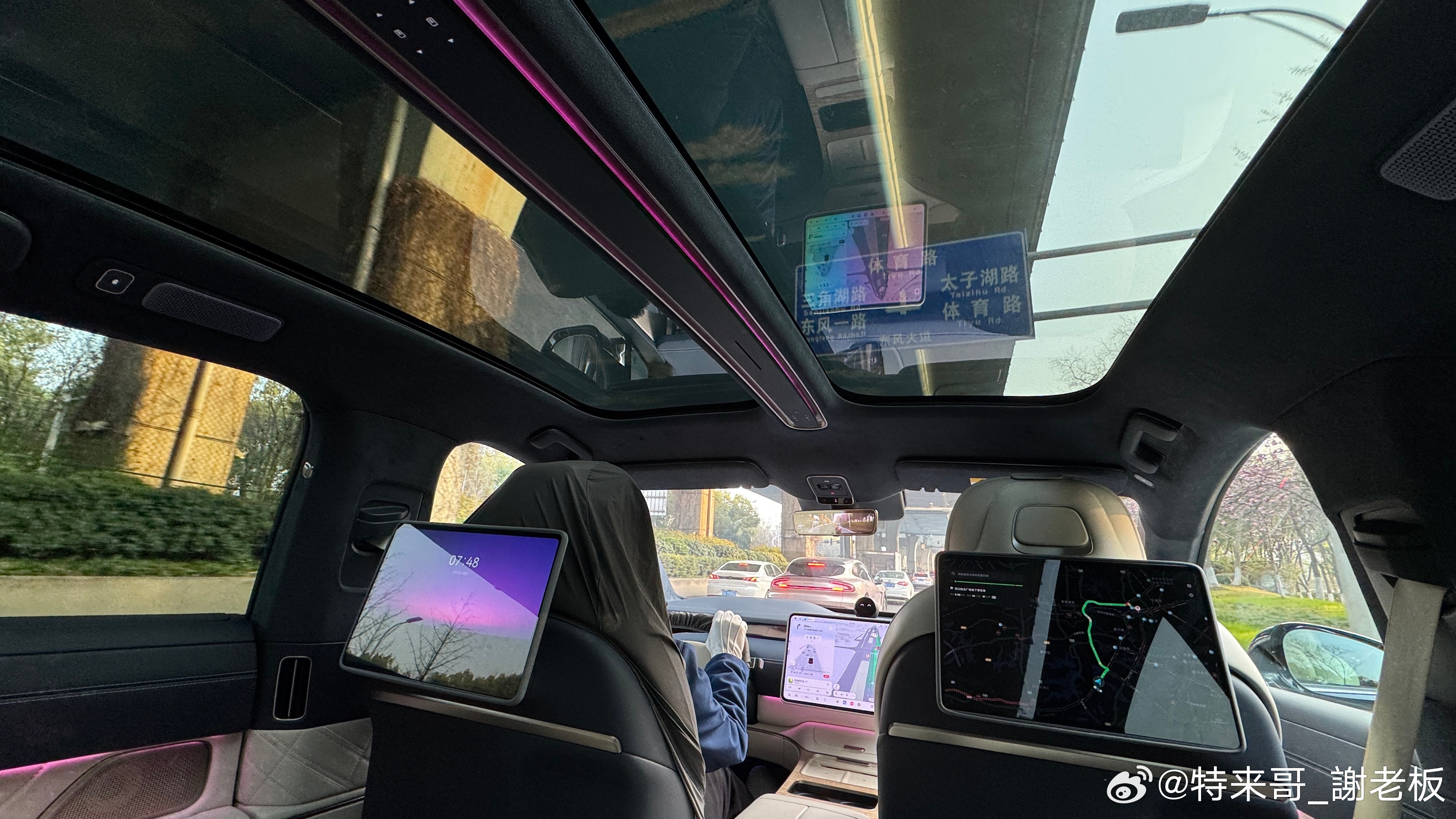 去上海出个差～坐在ET9，每个细节都值得沉醉另外，买车送司机的体验也独一份特来哥