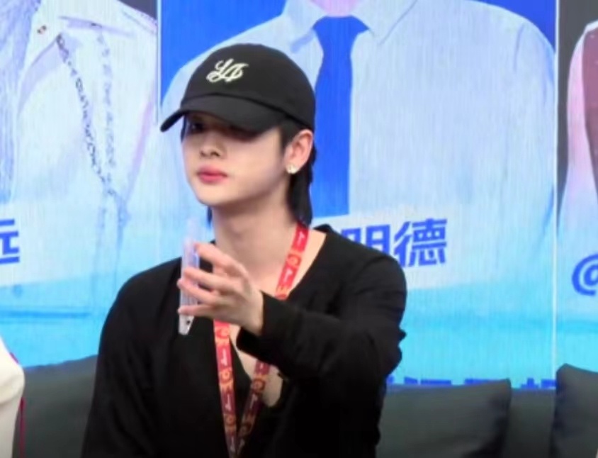 #奥利叫周震南周总##周震南被麦包围了# 周震南一被问问题，麦就递过来了，奥利的