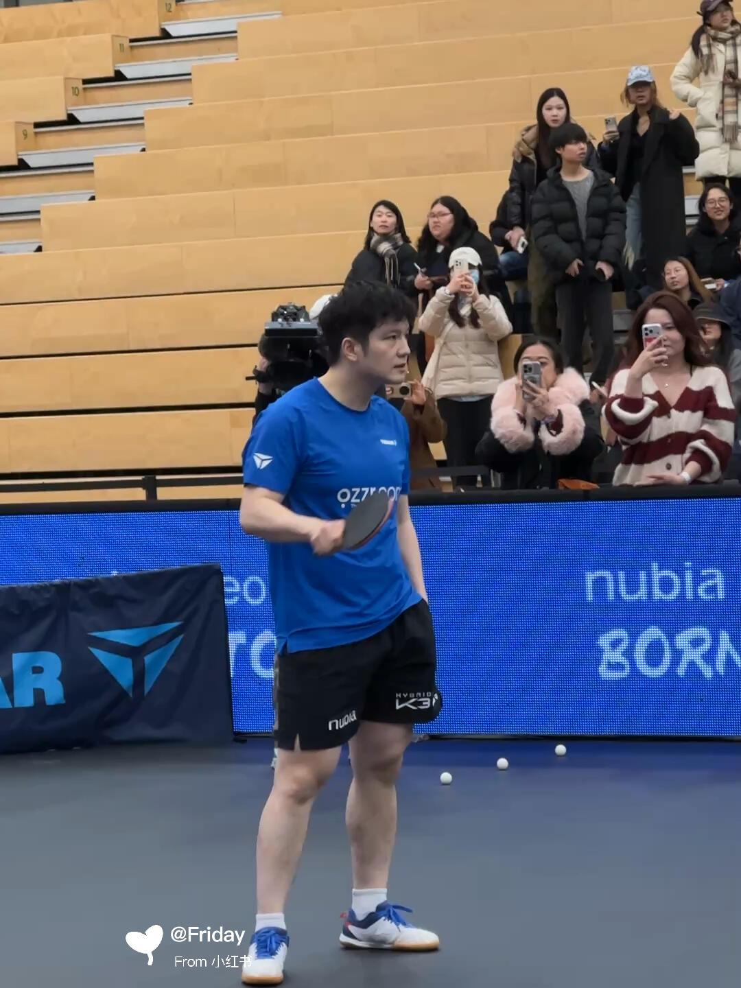 好久不见赛场上的东，变成捡球大童！
好厚实的肩膀，真的好喜欢这个帅气可爱迷人的咚