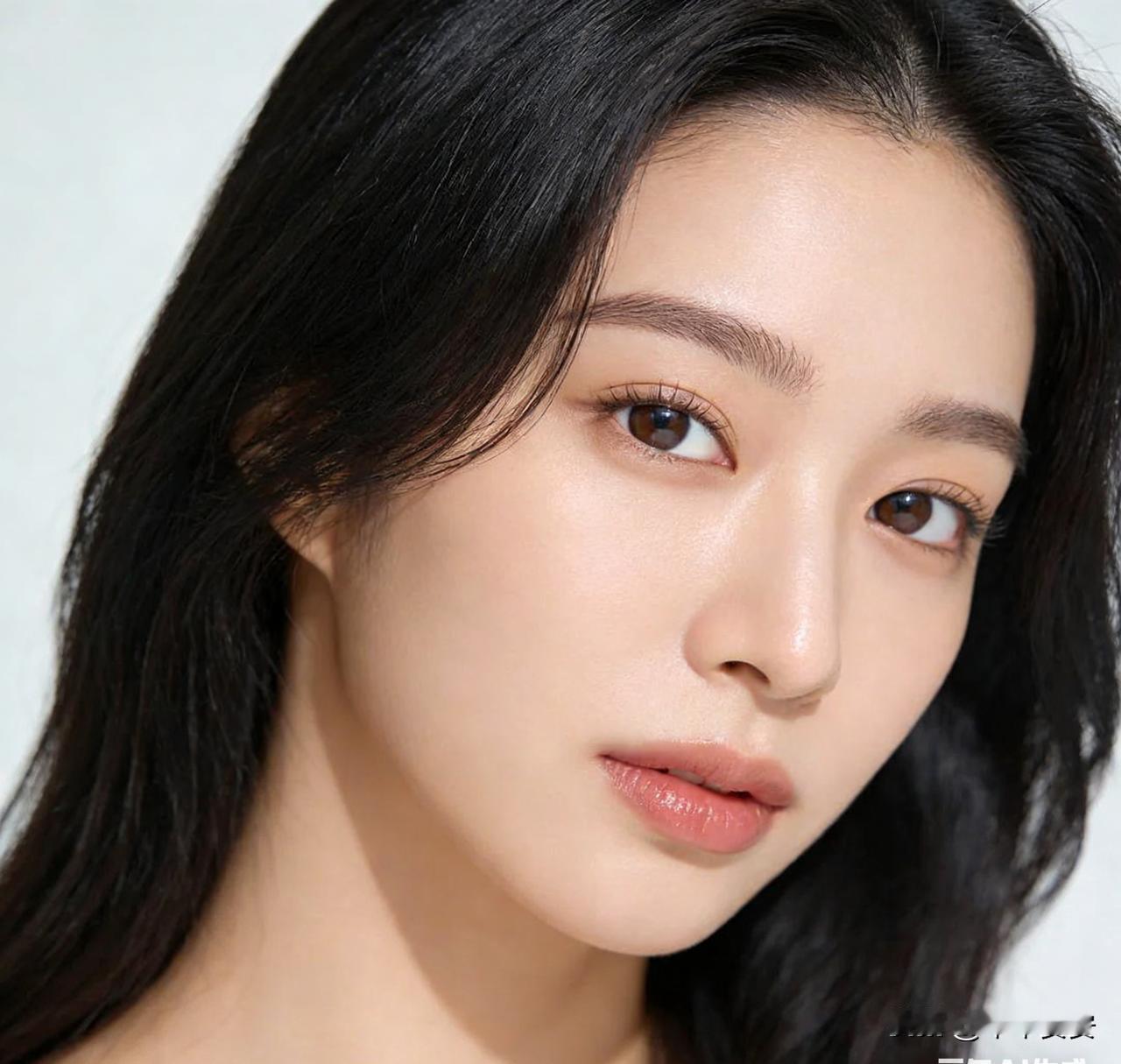 其次，借贷整容极易陷入消费主义的陷阱。为了“变美”而背上债务，会让人在还款期内背