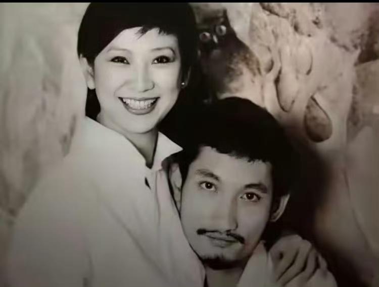 林青霞说“张国荣走了18年，只要我一提起，施南生一定擦眼泪”，谁能想到，看上去高