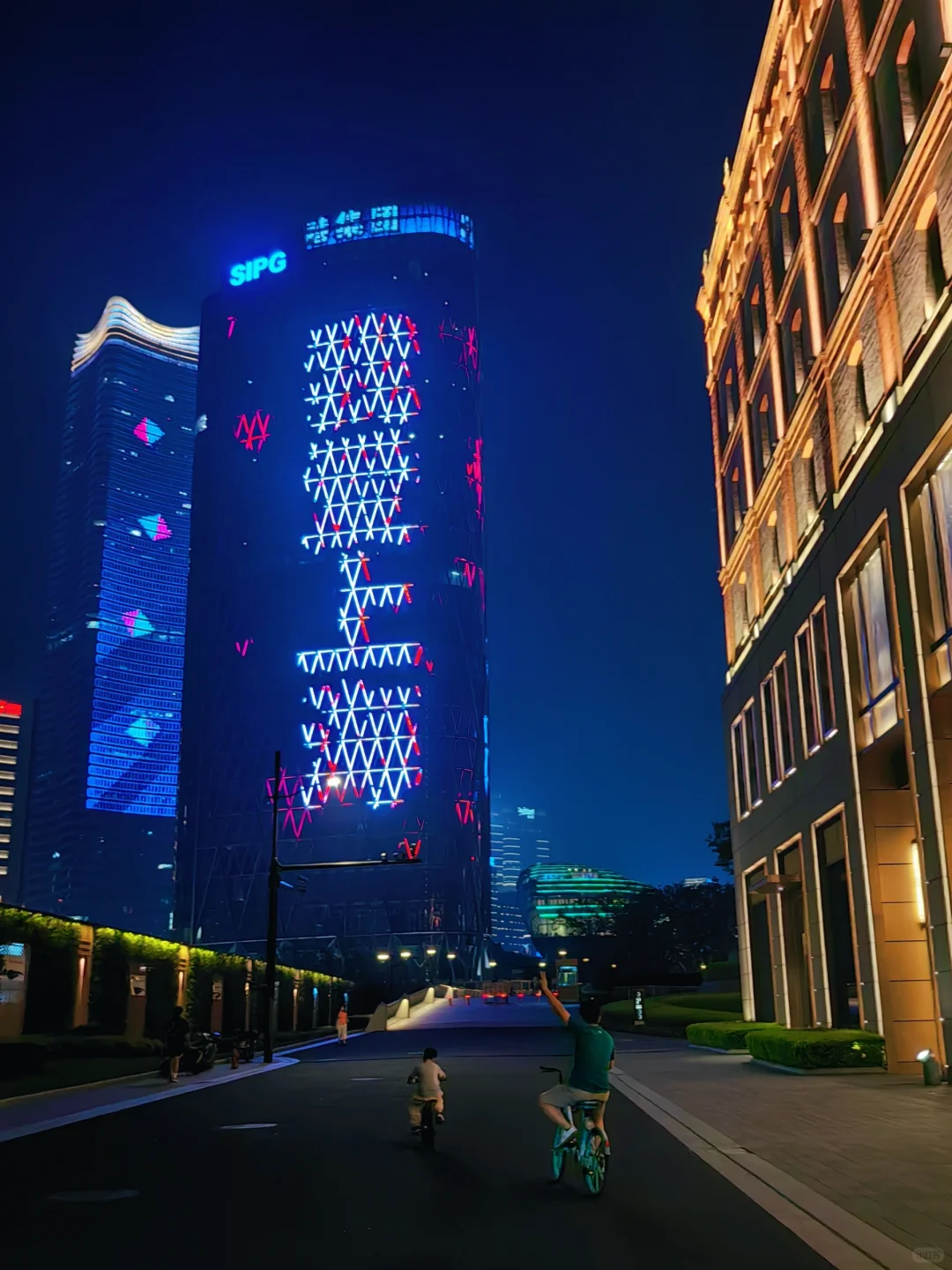 今夜的上海，土著多少也有点看呆