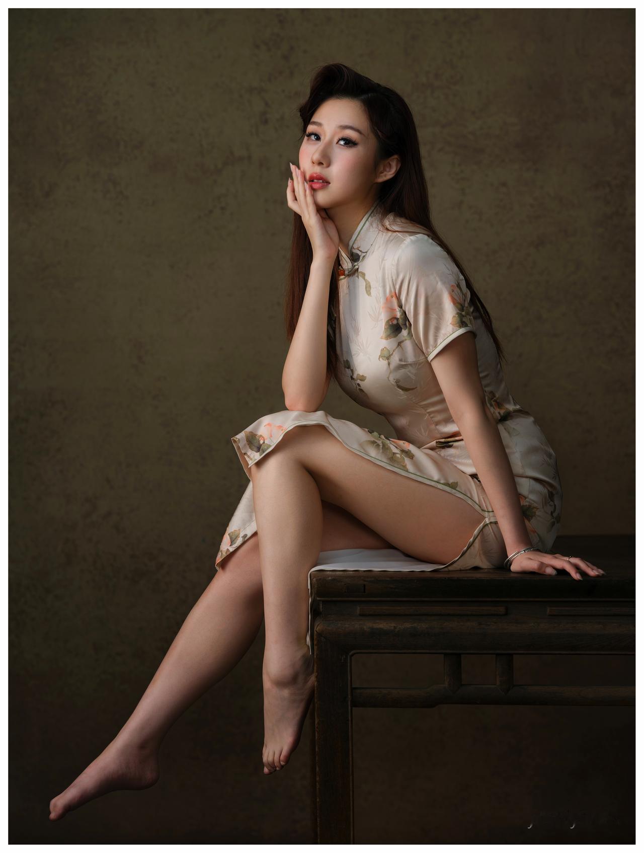 旗袍究竟有什么魅力旗袍的魅力是一个放大器，如果身材完美气质高雅，旗袍会把这些特点