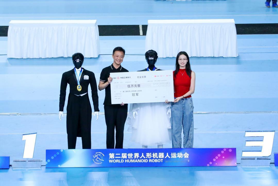 运动会闭幕式放出2500小时数据集：以后调机器人不用从零摔了
智元量产机器人夺运