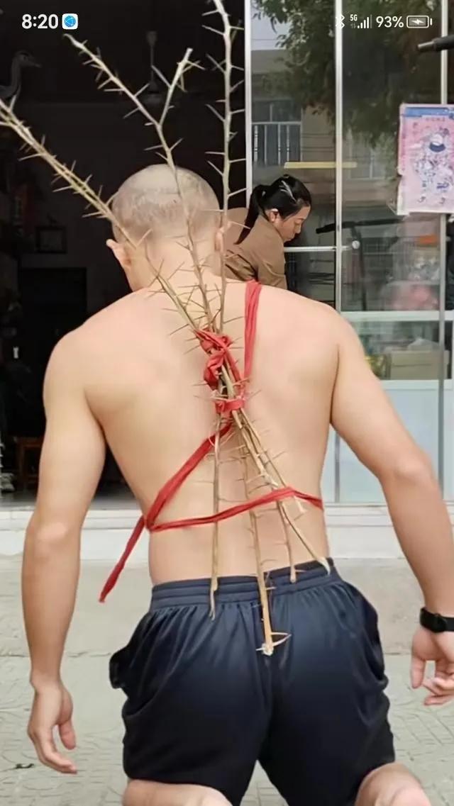 偷父母35万半个月败光，

   装悔改还被扫地出门——

   这哪是养儿子，