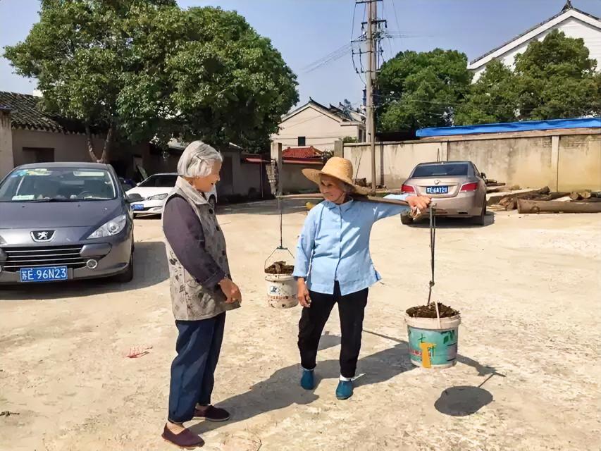 在冲山村陪着姐姐走走，遇到一个八十二岁的老太太还挑担子，惊呆了！